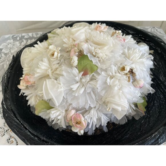 Vintage 1950s Black Woven Bumber Hat With White Millinery Flowers - Picture 12 of 15